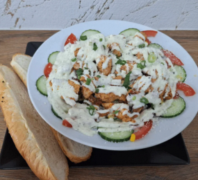 Šalát s grilovaným mäsom, chrumkavá bageta, dressing