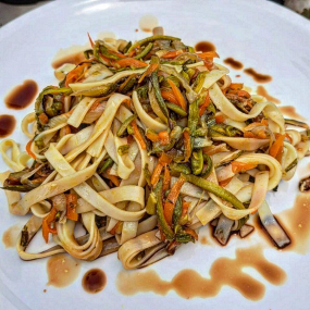 81. TAGLIATELLE DI RISO CON VERDURA