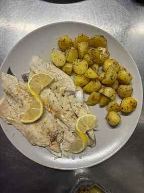 MENIU BIBAN PE PLITĂ CU CARTOFI ROZMARIN