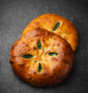 3. Chaczapuri okrągłe z serem i szpinakiem / Round Khachapuri with Cheese and Spinach