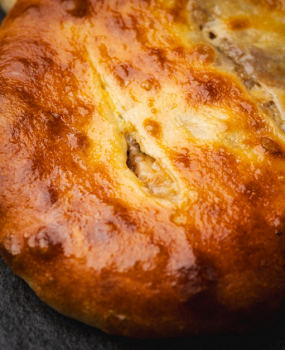 4. Chaczapuri okrągłe z serem i wołowiną / Round Khachapuri with Cheese and Beef