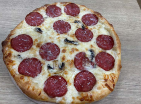 11. Pizza z salami i parmezanem