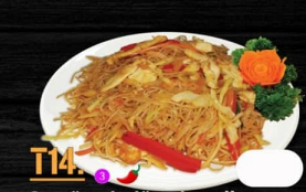 T14. Smažené rýžové nudle s kuřecím masem po thajsku