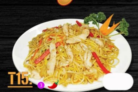 T15. Smažené nudle s kuřecím masem po thajsku