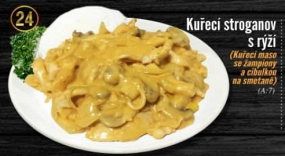24. Kuřecí Stroganov s rýží (Kuřecí maso se žampiony a cibulkou na smetaně)