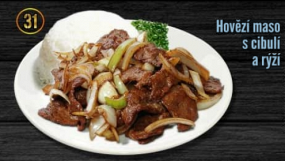 31. Hovězí maso s cibulí a rýží
