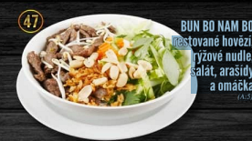 47. BUN BO NAM BO restované hovězí, rýžové nudle, Salát, arašídy a omacka Bílá rýže 