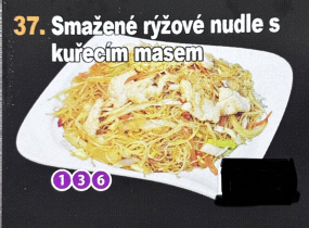 37. Smažené rýžové nudle s kurecim masem