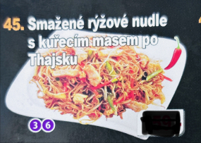 45. Smažené rýžové nudle s kuřecím masem po Thajsku