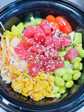 30. Tuňák poke bowl