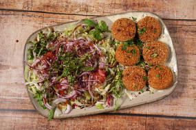 Falafel Teller mit Salat