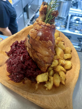 Ropogós egész csülök, sült burgonyával, párolt lila káposztával 