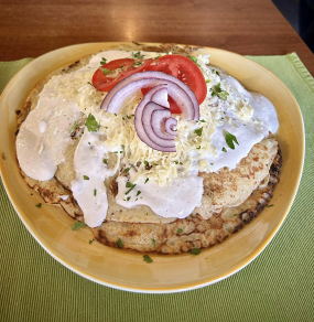 Medvetalp (kettő fokhagymás krumpli-beré között sertéstarja, gombás-hagymás- sonkás raguval, tejföllel, reszelt sajttal) 