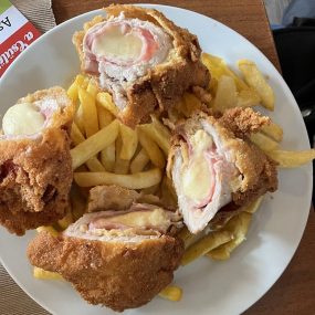 Sonkával-sajttal töltött pulyka hasábburgonyával 