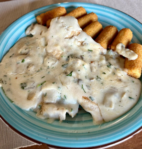 Baconba göngyölt csirkemell sajtmártással