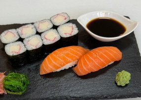 S10. 8ks maki krab, 2ks nigiri losos 