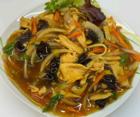 32. kuřecí nudličky v pikanní omáčce 