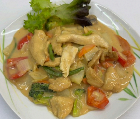 34. Thajské červené kari s kuřecím masem