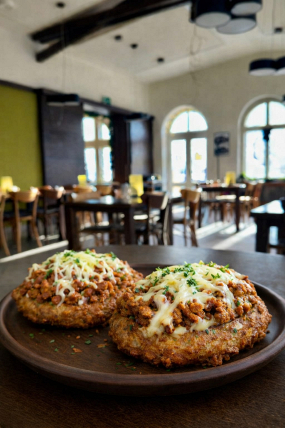 4) Bramboráčky s pikantní masovou směsí a sýrem 