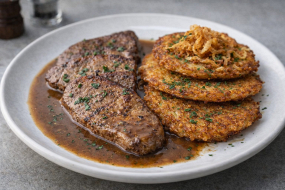 11) Restovaná telecí játra s cibulkou a bramboráčky