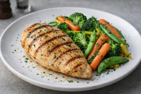 10)  Kuřecí steak s blanšírovanou zeleninou a omáčkou dle výběru 