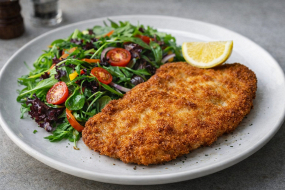 9) Smažený vepřový řízek, podávaný se salátkem 