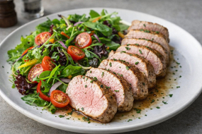 8) Vepřová panenka s čerstvým salátkem a omáčkou dle výběru