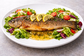 17) Pstruh na másle s čerstvou zeleninou 