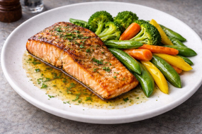 16) Losos s blanšírovanou zeleninou a omáčkou dle výběru 