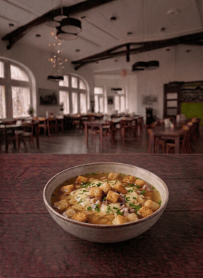 1) Česnečka s uzeným, sýrem a krutony 