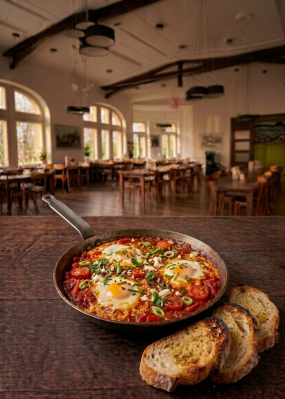 3) Sanjuka – omeleta s cherry rajčaty, čerstvou cibulkou a sýrem 