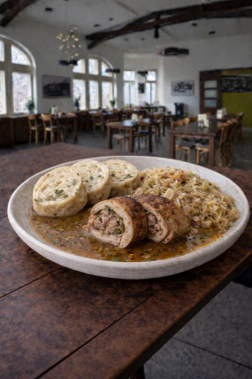 6 M) Vepřová roláda s houskovým knedlíkem a dušeným zelím 200g.