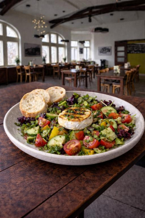 11 M) Salát s grilovaným hermelínem a bagetou (mix salátů, cherry rajčata, okurka, paprika, olivový olej) 300g.  