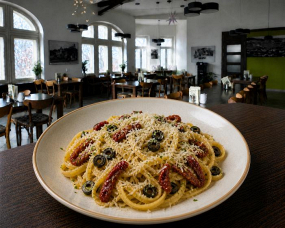 7 M) Tagliolini se sušenými rajčaty, olivami a parmezánem 