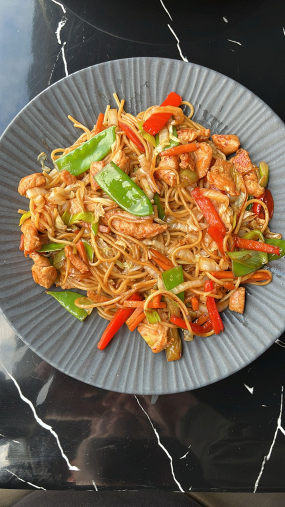 1201 Gebratene Ramen mit Gemüse und Hähnchen