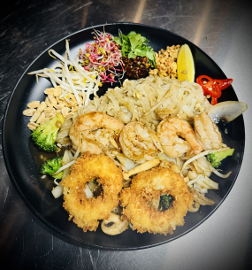 PAD-thai z krewetkami i kalmarami 