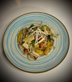 PAD-thai z tofu i warzywa  
