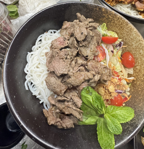 Bún bò nam bộ -Makaron bún z smażoną wołowiną