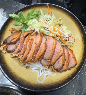 Makaron Bún z grillowanym filetem z kaczki