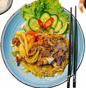 Smażony makaron z wołowiną 