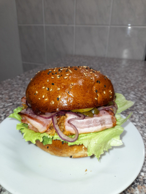 Burger s trhaným vepřovým masem