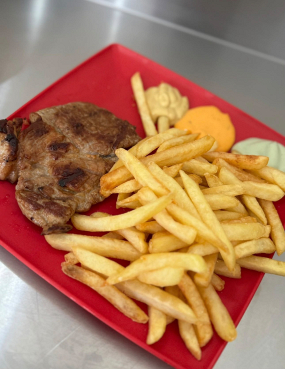 Ceafă de Porc la Grătar, Cartofi Prăjiți, Salată Varză