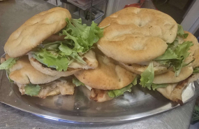 Focaccia farcita petto di pollo grigliato , insalata , pomodoro