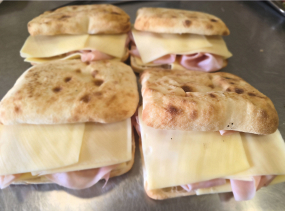 Focaccia farcita salumi e formaggi