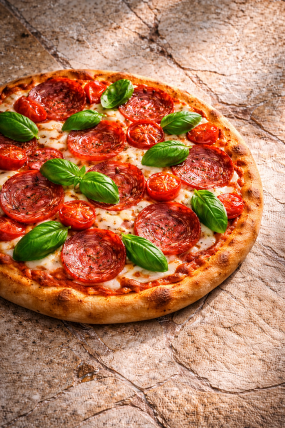 Nr. 6 Frische Tomaten, Salami, Mozzarella, Basilikum