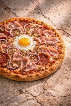 Nr. 10 Zwiebeln, Ei, Thunfisch, Salami, Schinken