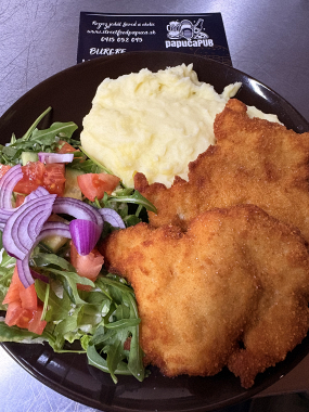 Vysmážané vykostené kuracie stehno, pyré, zeleninová obloha (1,3,7)