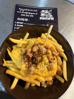 Hranolky s tekutým syrom cheddar a slaninkou 200 g (1,3,5,6,7)