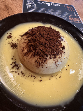 Parená buchta s lekvárom a vanilkovým krémom (1,3,7)