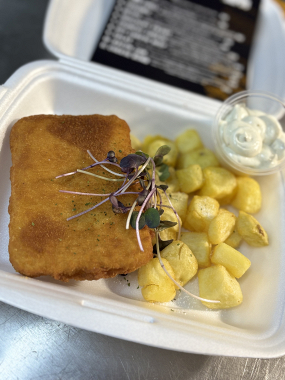 Vyprážaný údený oštiepok, opekané zemiaky, tatárska omáčka (1,3,7)